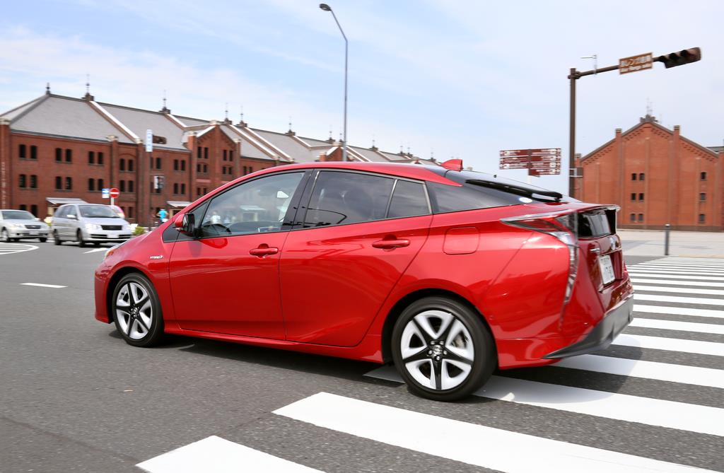 横浜赤レンガ倉庫前を走るプリウス