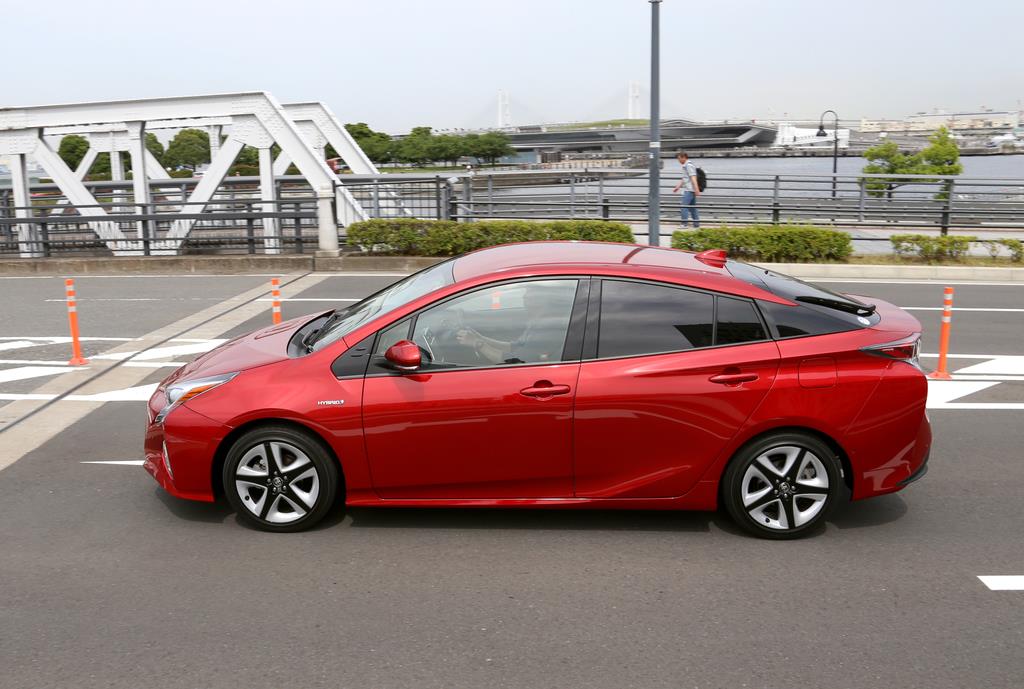 横浜市を走るプリウス