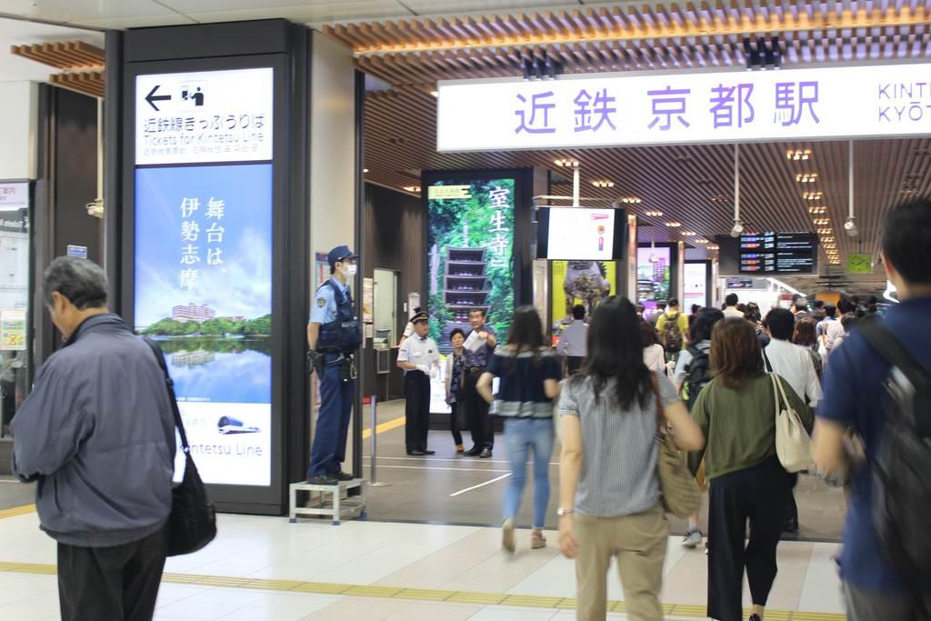 改札付近で警戒に当たる京都府警鉄道警察隊の隊員。プロの目で盗撮犯の不審な動きをキャッチする＝６月３０日午前、京都市下京区の近鉄京都駅