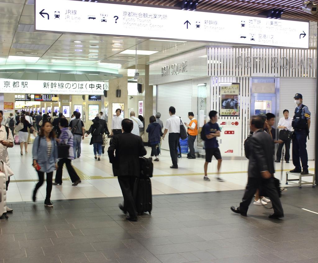 盗撮犯が横行しているという京都駅構内。厳しく目を光らせる京都府警鉄道警察隊の隊員が摘発するのは「氷山の一角」だ＝６月３０日、京都市下京区