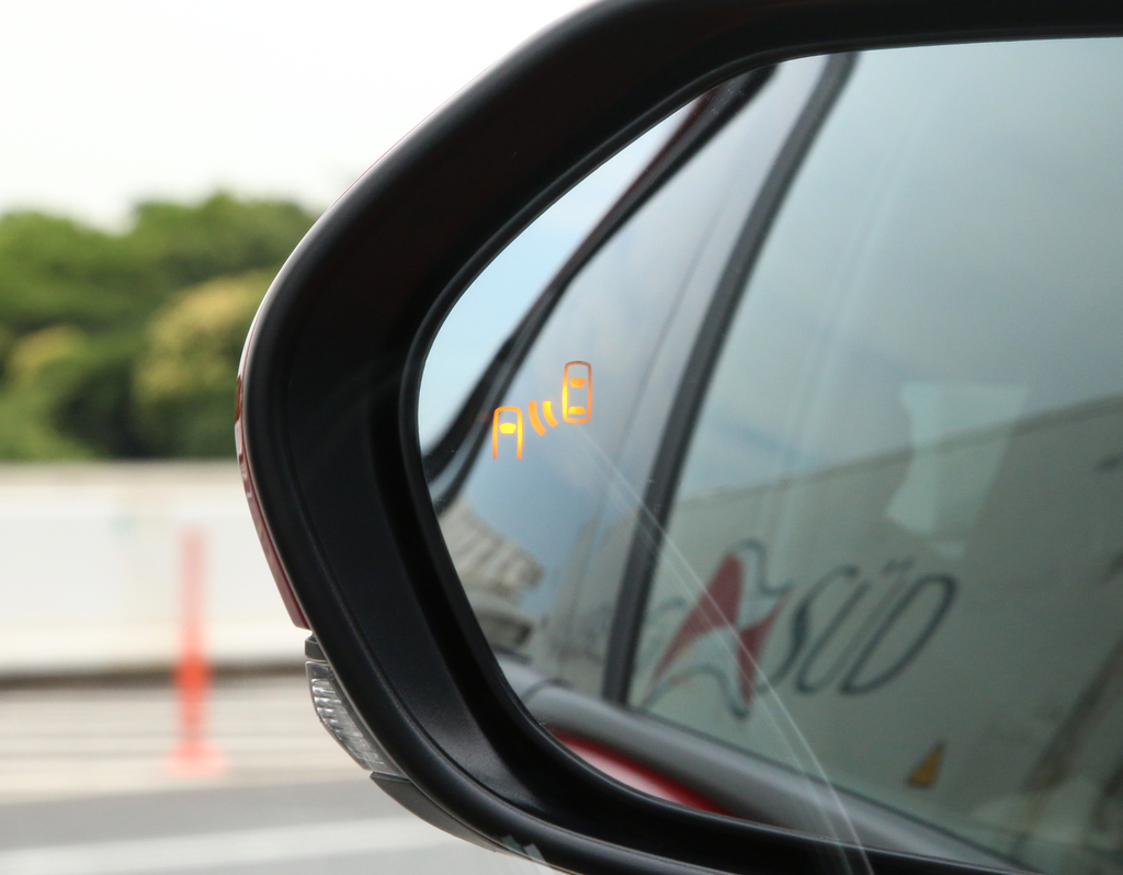 後方からの車両の接近をドアミラーのインジケーターで知らせるブラインドスポットモニター（ＢＳＭ）