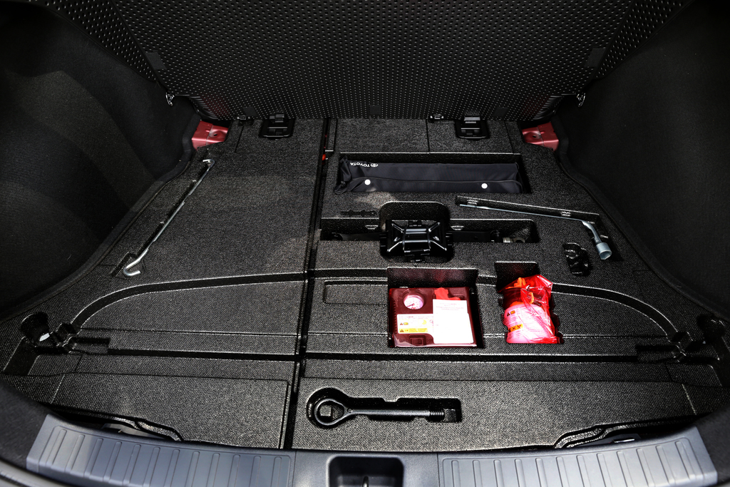 トランク下の修理キット