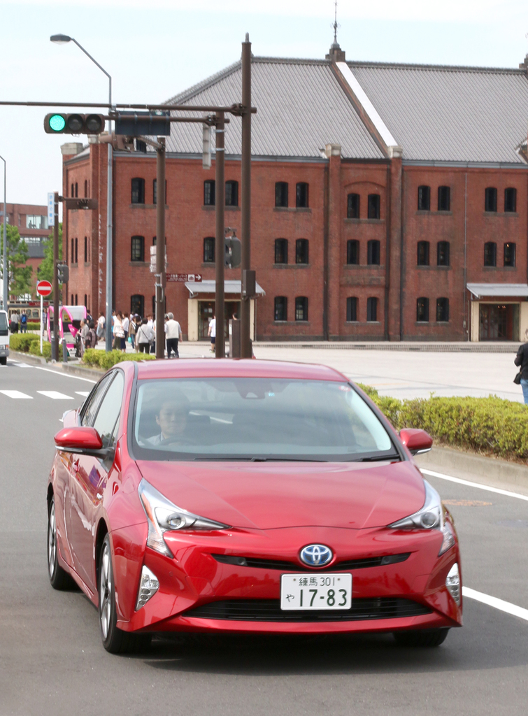 横浜赤レンガ倉庫の前を走るプリウス