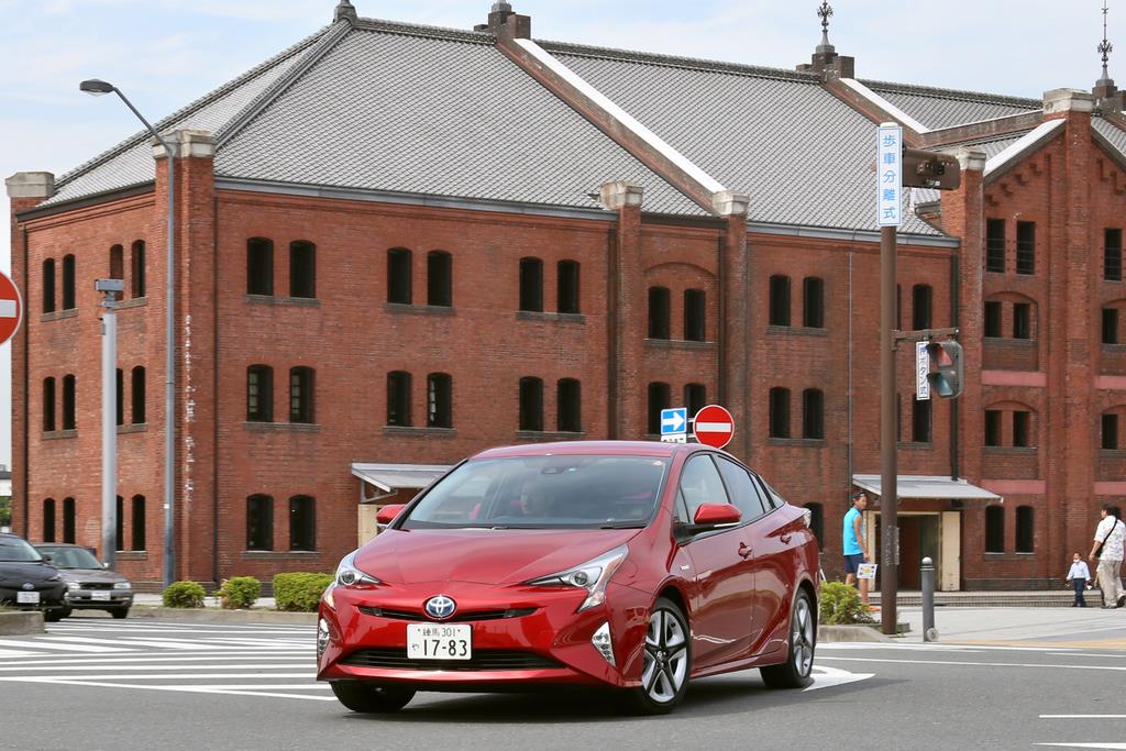 横浜赤レンガ倉庫前を走るプリウス