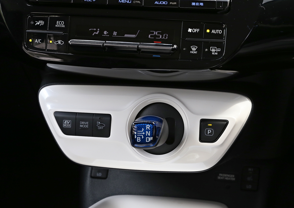 インパネシフトレバーや走行モード選択ボタン