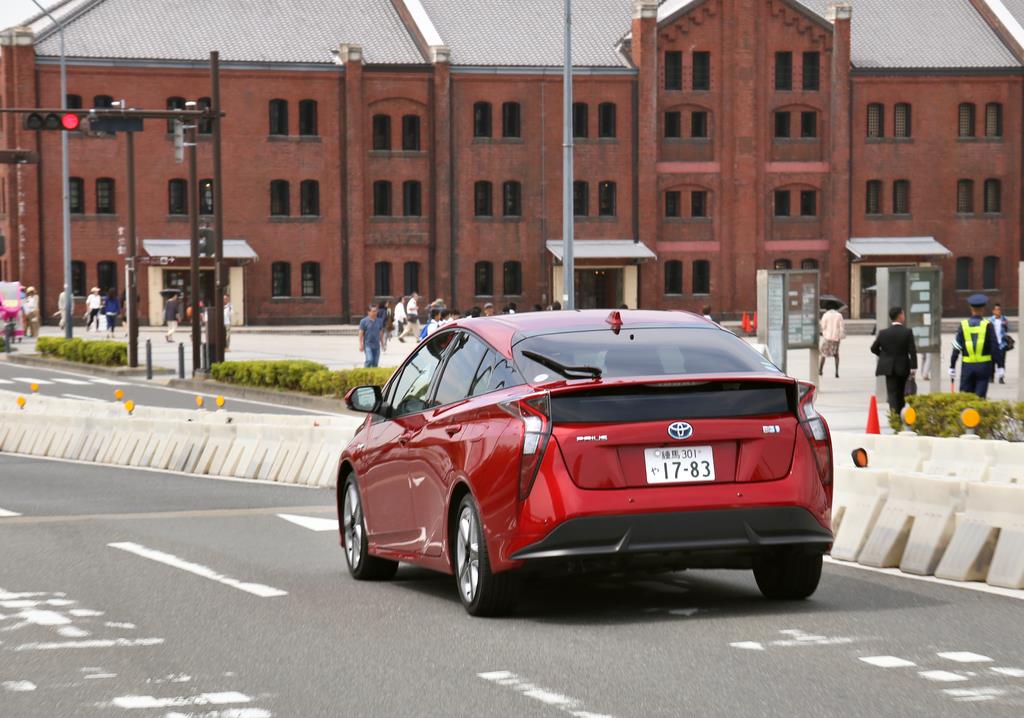 横浜赤レンガ倉庫の前を走るプリウス