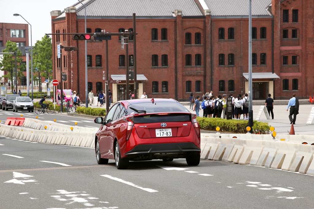 横浜赤レンガ倉庫の前を走るプリウス