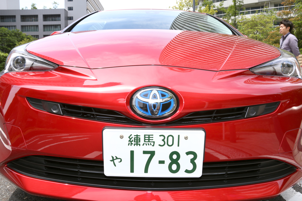 この角度から見ると何だかニヤケてる？