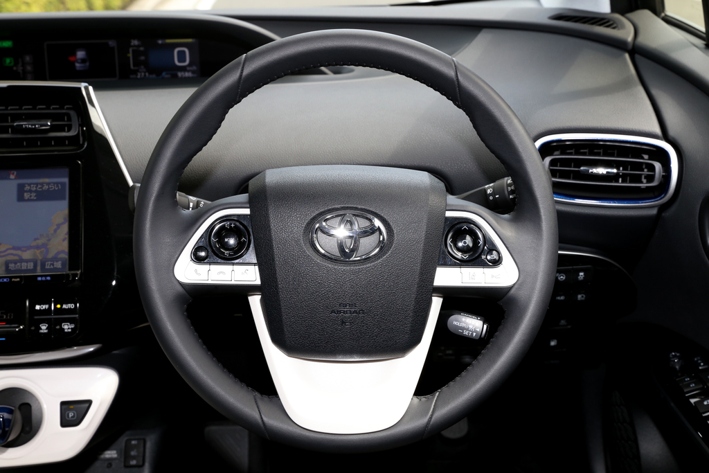 ３本スポークのステアリングホイール