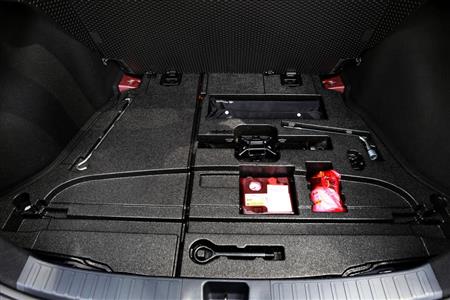 トランク下の修理キット