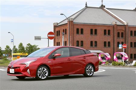 横浜赤レンガ倉庫前を走るプリウス