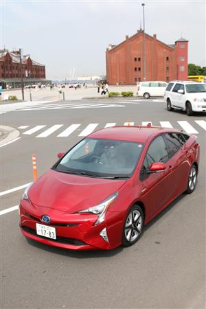 横浜市内を走るプリウス