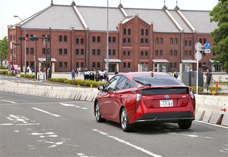 横浜赤レンガ倉庫の前を走るプリウス