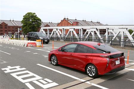 横浜赤レンガ倉庫の前を走るプリウス