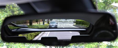 プリウスおなじみ。リヤウインドーの下にエクストラウインドーを設けているため、窓ガラスを分割したように見える