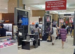 百貨店で中国人の“爆買い”は陰りが見え、1人あたりの購入金額が減少している=都内の百貨店(大柳聡庸撮影) 百貨店で中国人の“爆買い”は陰りが見え、1人あたりの購入金額が減少している=都内の百貨店(大柳聡庸撮影)