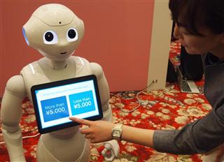 訪日外国人向けの免税販売を支援するアプリを使ったヒト型ロボット「ペッパー」