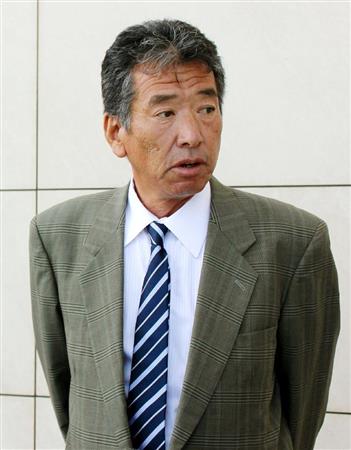 要望書提出後、取材に応じる「やまと渓流会」の村田幸信会長＝２０日午前、名古屋市