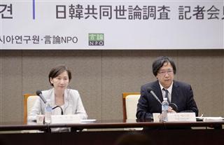 共同世論調査の結果を発表する「東アジア研究院」の李淑鍾院長（左）と「言論ＮＰＯ」の工藤泰志代表＝２０日、ソウル（共同）