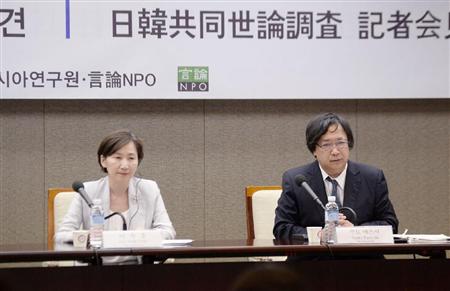 共同世論調査の結果を発表する「東アジア研究院」の李淑鍾院長（左）と「言論ＮＰＯ」の工藤泰志代表＝２０日、ソウル（共同）
