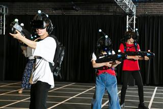東京ジョイポリスのＶＲアトラクション「ゼロ・レイテンシーＶＲ」は、参加者が仮想空間でゾンビを銃撃する体験ができる