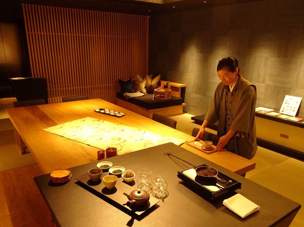 東京・大手町の高級旅館「星のや東京」。フロア毎に設けたラウンジで茶菓などを供する（７月１５日、山沢義徳撮影）