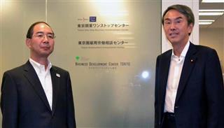 「東京開業ワンストップセンター」を視察に訪れた石原伸晃経済再生担当相（右）と、東京都の安藤立美副知事＝２０日、東京都港区
