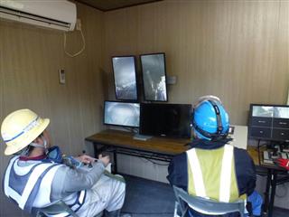 作業員は操作室でカメラの映像を確認しながら吹き付け機を操作して施工する 作業員は操作室でカメラの映像を確認しながら吹き付け機を操作して施工する