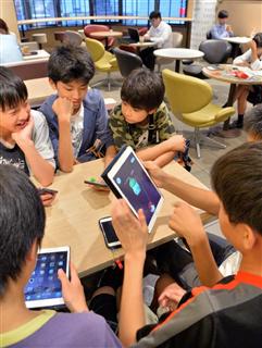 マクドナルド店内にも「ポケモンＧＯ」のキャラクターは現われ、ゲームを楽しむ子供たちの姿がみられた＝２２日午後、東京都大田区（三尾郁恵撮影）