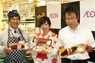 「近大発なまずの蒲焼き」を手にする開発者の近畿大学有路昌彦教授（右）とうなぎの蒲焼きなどを手にアピールするイオンの担当者ら＝２２日、東京都品川区のイオン品川シーサイド店（永田岳彦撮影）