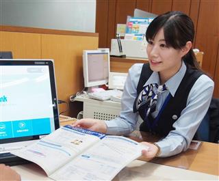地銀人材バンクを使って転職した岡里奈さん＝３月、長崎市の十八銀行本店