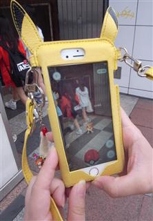 人気ゲームアプリの配信。国内で始まったポケモンＧＯ＝東京・新宿（伴龍二撮影）