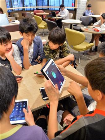 マクドナルド店内にも「ポケモンＧＯ」のキャラクターは現われ、ゲームを楽しむ子供たちの姿がみられた＝２２日午後、東京都大田区（三尾郁恵撮影）