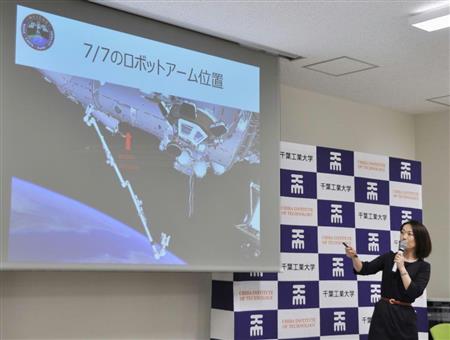国際宇宙ステーションからの流星撮影のプロジェクトについて解説する、千葉工大惑星探査研究センターの荒井朋子上席研究員＝２１日午後、千葉県習志野市