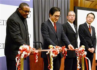 テープカットする（左から）エチオピアのハイレマリアム首相とジェトロの石毛博行理事長ら＝２０日、アディスアベバ（共同）