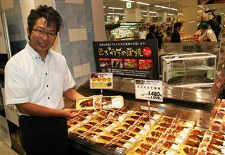 「近大発なまずの蒲焼き」を手に売り場でアピールする開発者で近畿大学の有路昌彦教授=22日、東京都品川区のイオン品川シーサイド店 「近大発なまずの蒲焼き」を手に売り場でアピールする開発者で近畿大学の有路昌彦教授=22日、東京都品川区のイオン品川シーサイド店