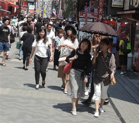 道頓堀で日傘をさす女性