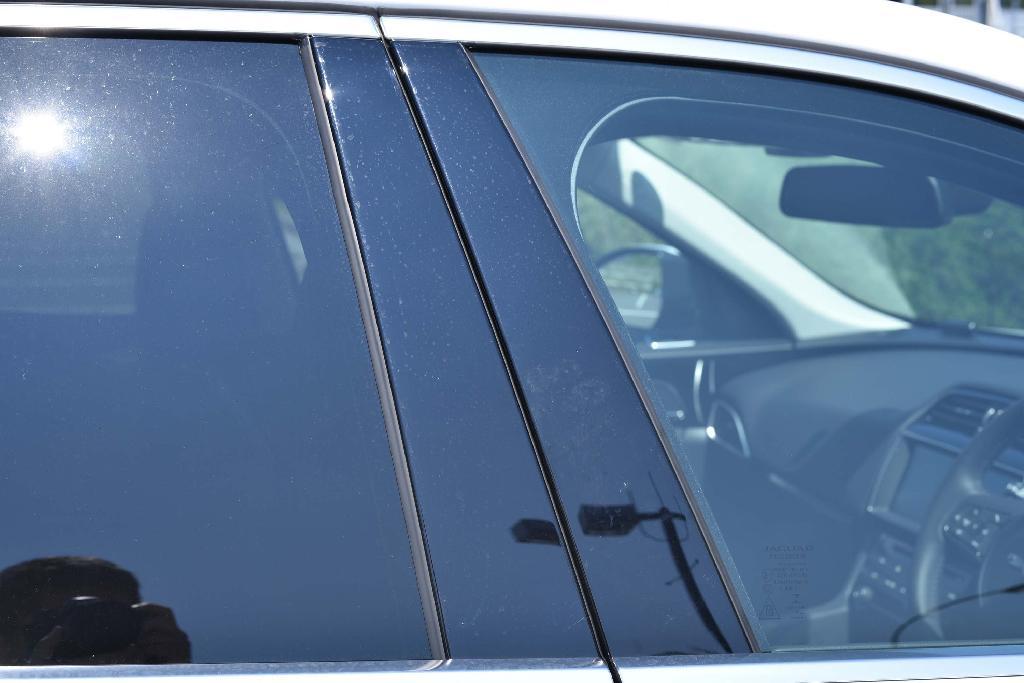 かなり後ろに傾斜したＢピラー。デザインはカッコいいが乗り込もうとすると…ジャガー・Ｆ－ＰＡＣＥ