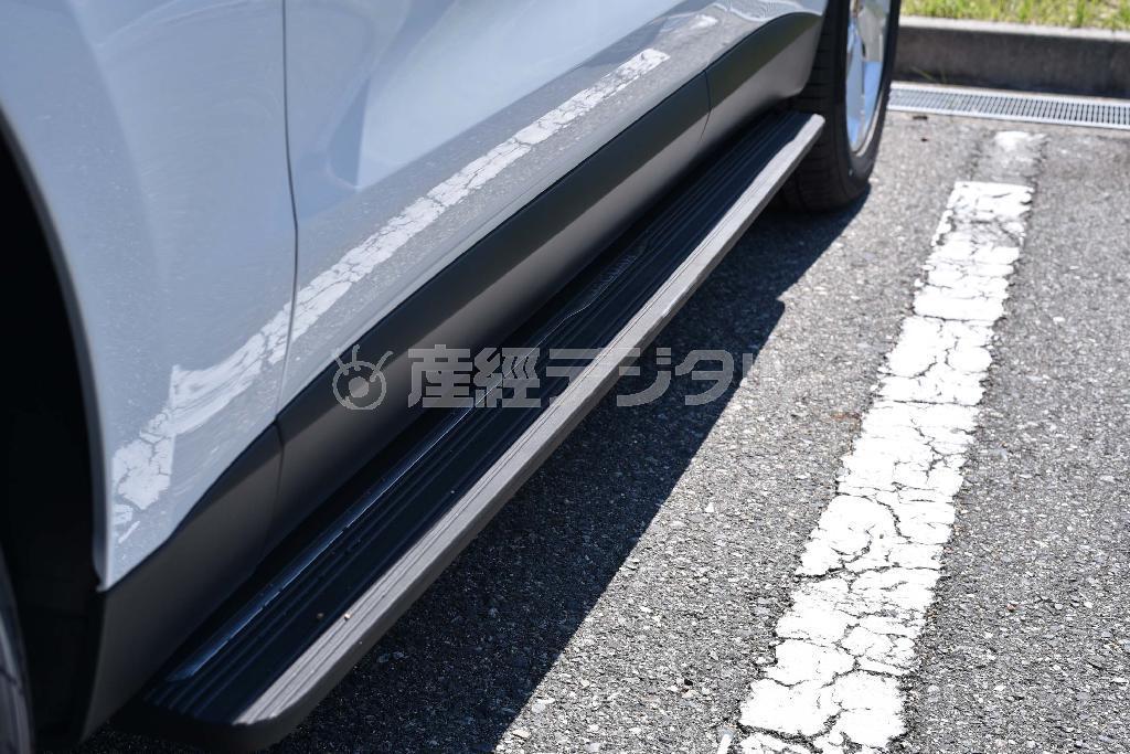 ドア解錠と同時に電動ステップがせり出す。ジャガー・Ｆ－ＰＡＣＥ