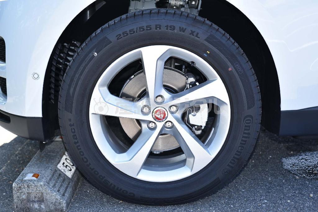 前後輪ともに、タイヤサイズは２５５／５５Ｒ１９。ジャガー・Ｆ－ＰＡＣＥ
