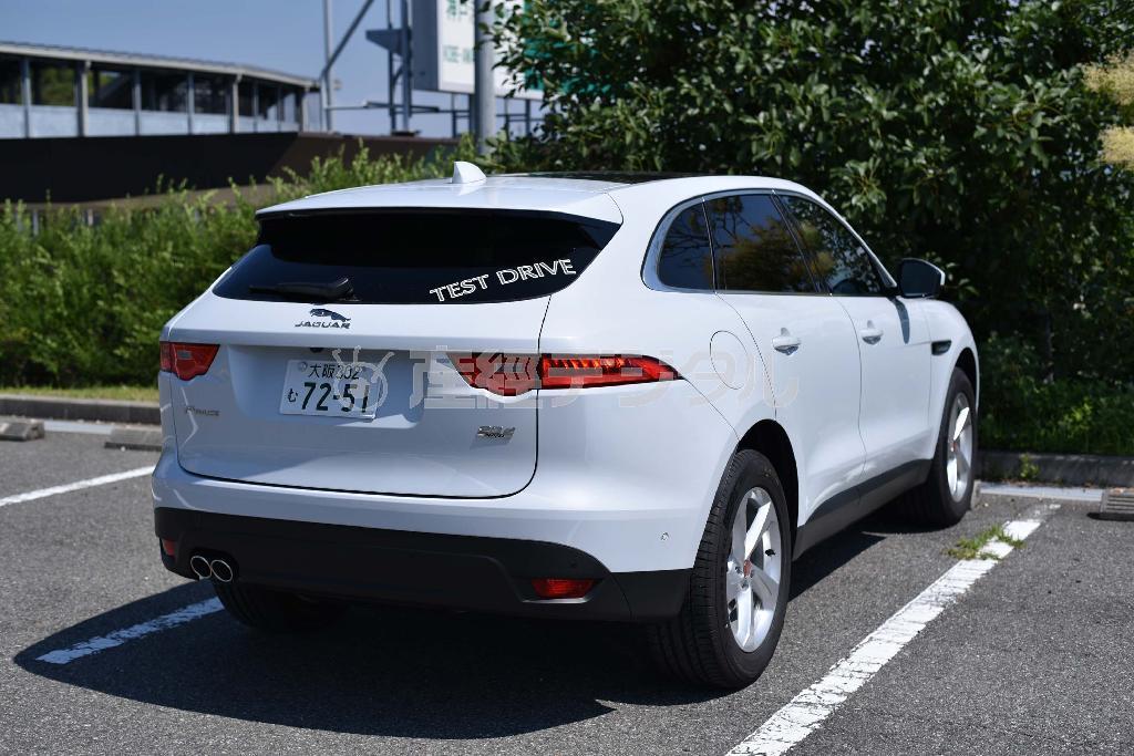 後ろ姿はスポーツクーペのＦ－ＴＹＰＥを彷彿させる。ジャガー・Ｆ－ＰＡＣＥ