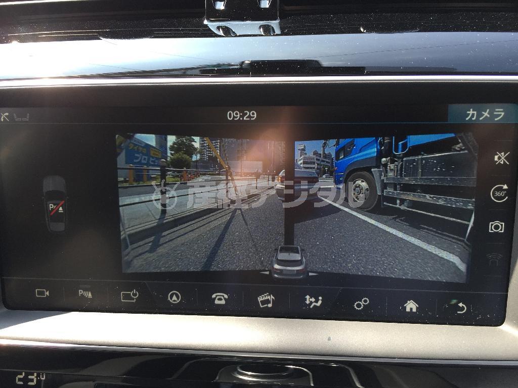 フロントグリルに設置されたカメラからの映像が死角低減に役立つ。ジャガー・Ｆ－ＰＡＣＥ