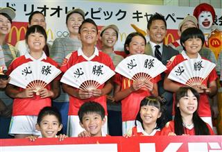 任命式で記念写真に納まる「オリンピックキッズ」たち＝２４日、東京都新宿区