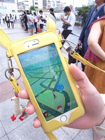国内配信が始まった「ポケモンＧＯ」＝東京・新宿（伴龍二撮影）