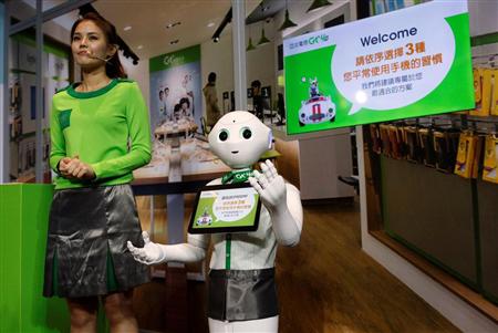 アジア太平洋テレコムの制服で会見に臨むペッパー＝２５日、台北（ロイター）