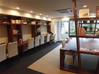 武蔵浦和ＳＫＹ＆ＧＡＲＤＥＮの一角にあるライブラリー＝さいたま市南区