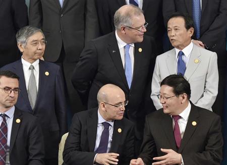 Ｇ２０財務相・中央銀行総裁会議で、記念撮影に臨む麻生財務相（後列右）と日銀の黒田総裁（同左）＝２４日、中国・成都（共同）