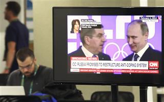 IOCがロシアの全面除外を見送る決定したことを報じる、リオデジャネイロ五輪メインプレスセンターのテレビ画面=24日(共同) IOCがロシアの全面除外を見送る決定したことを報じる、リオデジャネイロ五輪メインプレスセンターのテレビ画面=24日(共同)