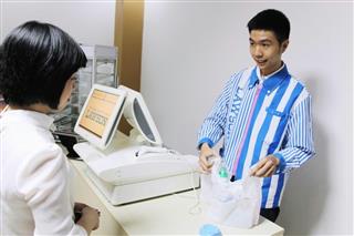 ローソンがベトナム・ハノイに開いた研修所で接客を実演するベトナム人学生(右)=6月(共同) ローソンがベトナム・ハノイに開いた研修所で接客を実演するベトナム人学生(右)=6月(共同)