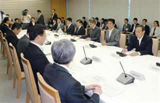 首相官邸で開かれた月例経済報告関係閣僚会議＝２５日